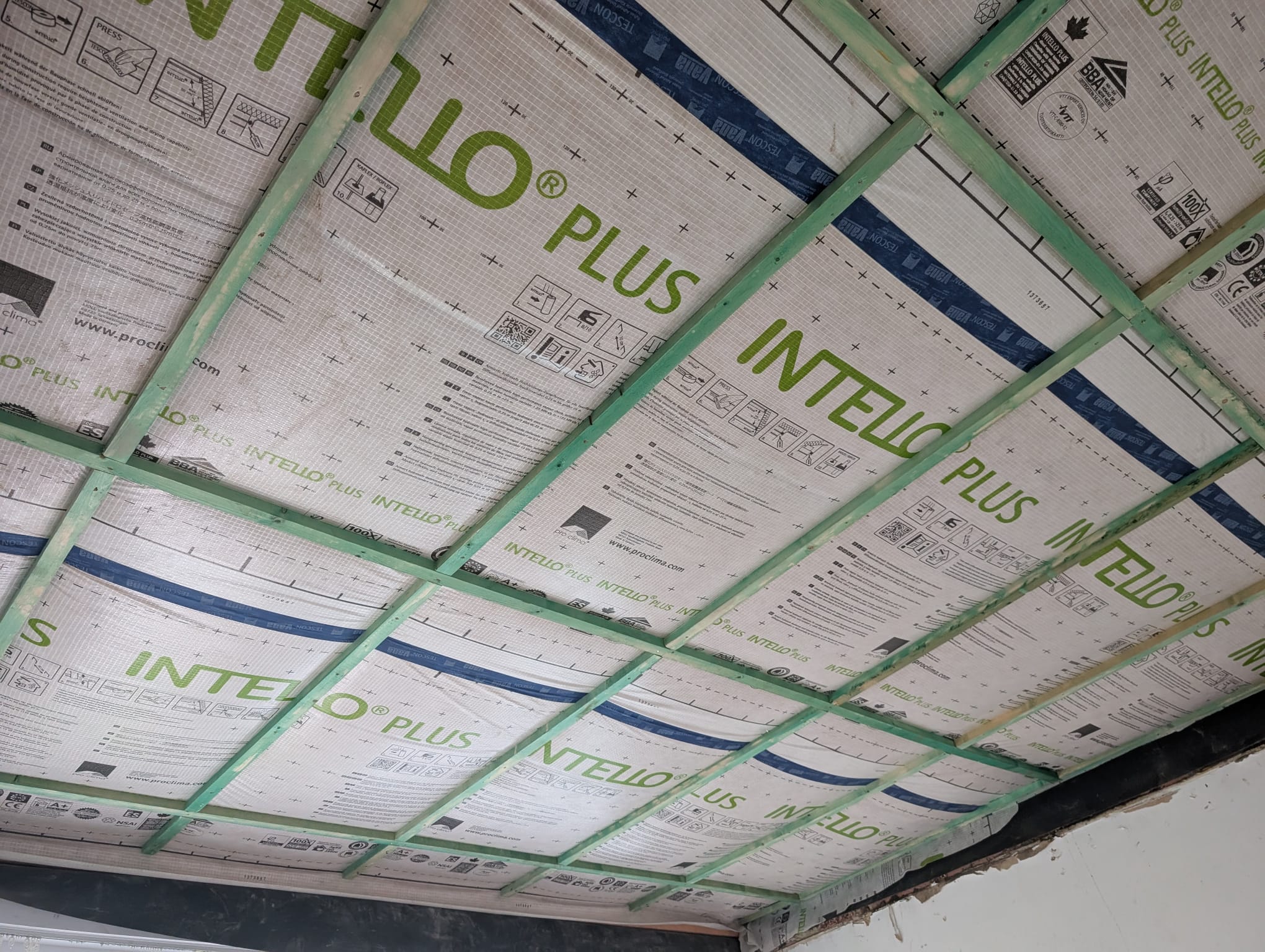 Installation pare-vapeur Intello Plus pour étanchéité à l'air de la toiture
